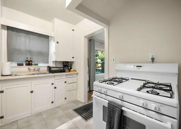 Desert Modern Downtown Unit With Hot Tub *