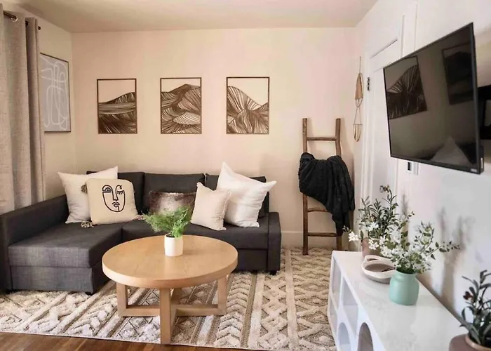 Desert Modern Downtown Unit With Hot Tub Ferienhaus